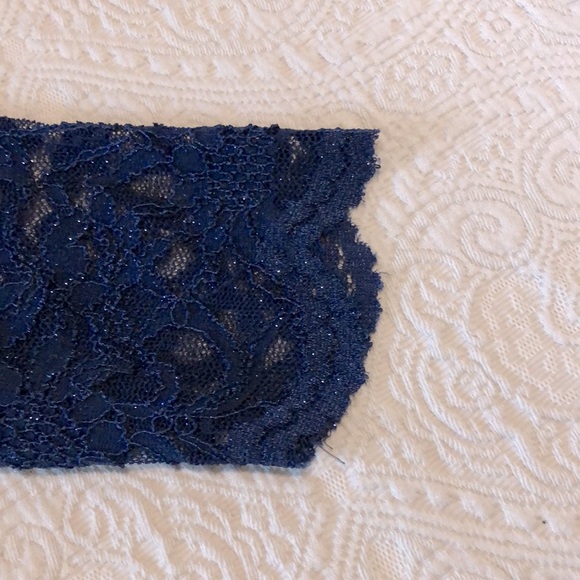 Cachet Women’s navy occasion dress. Scallop hem below knee. Fitted. Size 8 - Picture 3 of 5